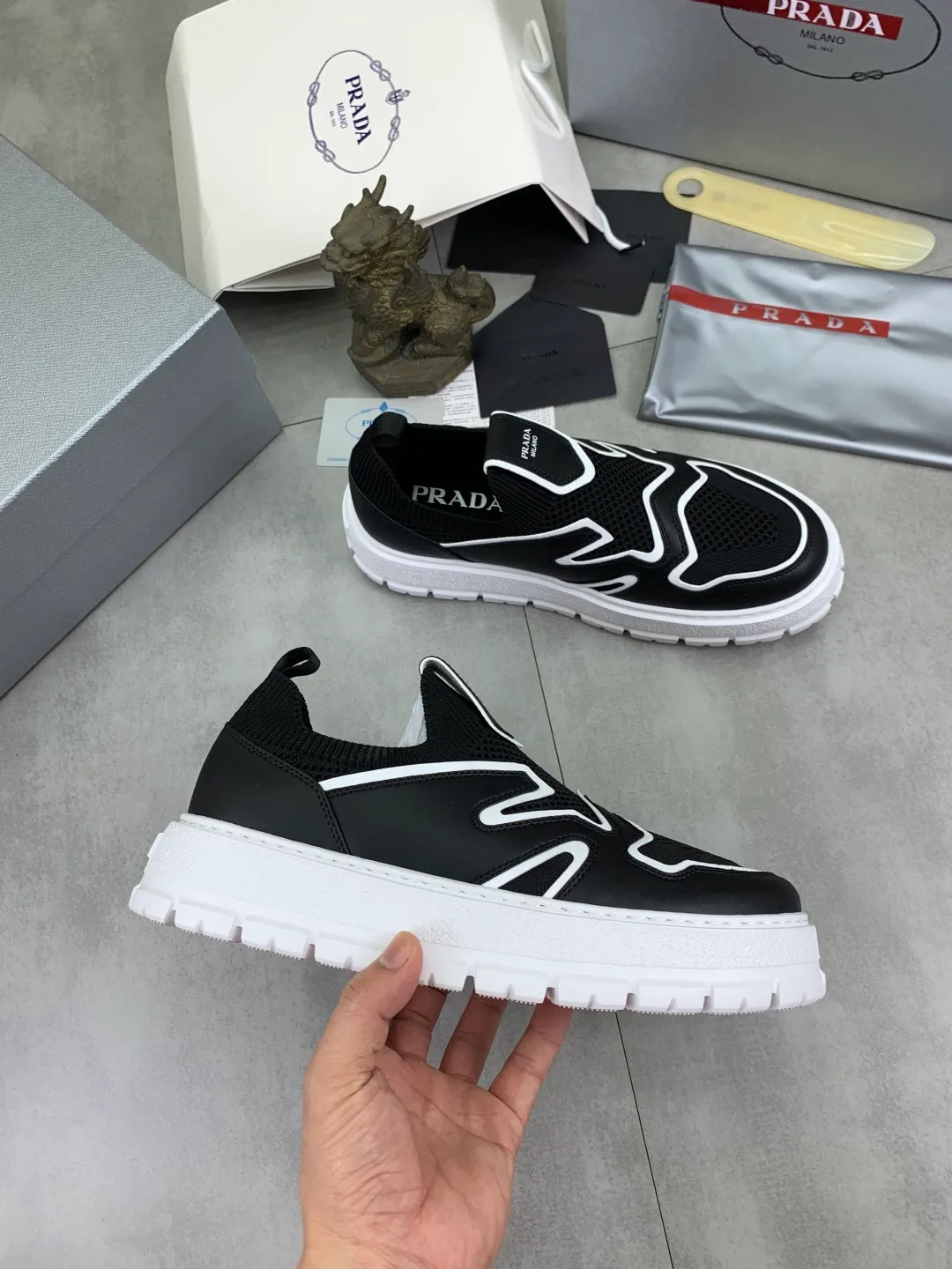 Men's shoes 💰P600💰 [New style] Flying weave series (summer must-have) is now available on the official website, 🆘 Trendy brand (Prada) mainly promotes popular models, avant-garde and versatile fashionable men's shoes, private version mold opening, cowhide surface splicing 1:1.. Fashionable and simple, original imported cowhide and cowhide leather feet; the atmosphere and personality are more fashionable, eye-catching and pursuing class. It will subvert the old idea and be a must-have for fashion trendsetters with you! Must keep it for yourself! High-end comfort and low-end, high-end quality workmanship. Size: 38-45 4️⃣colors available.